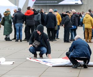 Konwencja KO w Gliwicach. Tusk, Trzaskowski, Protest związkowców i sprzedaż flag Polski i UE