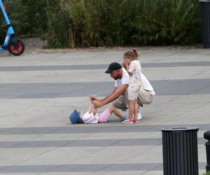 Maciej Pela z córeczkami nad Wisłą