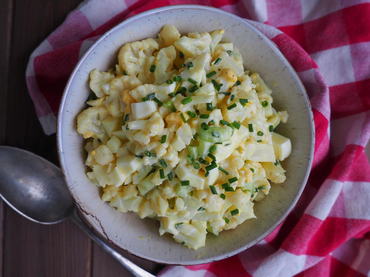 Sycąca sałatka z kalafiora podkręconego sosem curry - idealna na letni lunch lub kolację