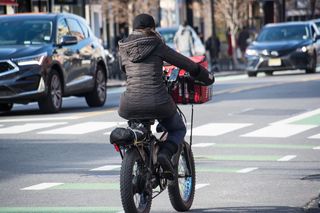 Nowy Jork szuka bata na lekkomyślnych dostawców. Planuje rejestrację e-rowerów