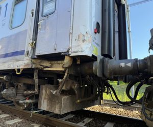 Dostawczak wjechał pod pociąg! Ogromne utrudnienia na kolei