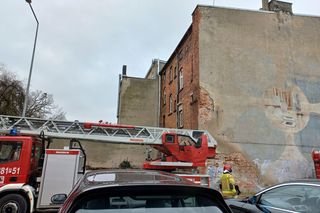 Pożar w kamienicy w Lesznie. Strażacy wynosili sadzę z komina wiadrami 