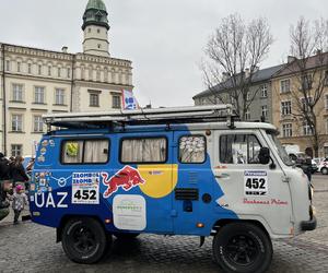 WOŚP 2024 w Krakowie. Zlot samochodów Złombol na Placu Wolnica przyciągnął fanów pojazdów rodem z PRL-u