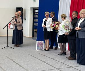 Pierwsza Dama uczciła z uczniami 100 lat od nadania imienia Stefana Batorego Szkole Podstawowej w Liwie