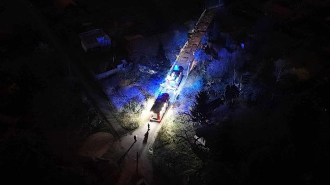 Tragedia na terenie ogródków działkowych. Altanka stanęła w ogniu. W srodku znaleźli zwęglone ciało