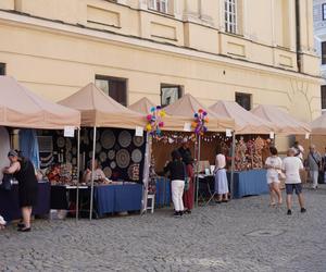 Ostatni dzień festiwalu Re:tradycja - Jarmark Jagielloński 2024. Odwiedziliśmy Błonia pod zamkiem i stoiska wystawców