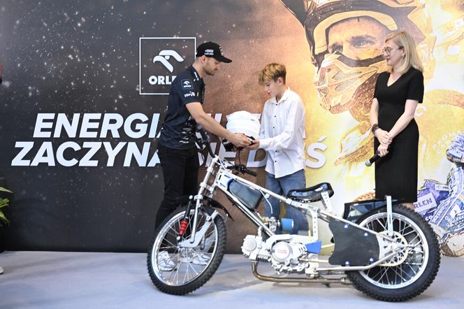 Bartosz Zmarzlik przekazał motocykl 11-letniemu Kubie