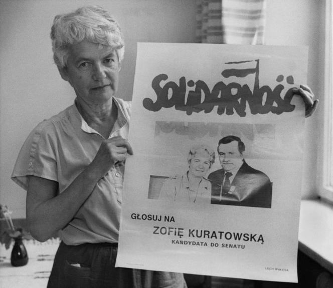 Dr. Zofia Kuratowska, senator z ramienia solidarnościowej opozycji, z plakatem wyborczym z Lechem Wałęsą, Sejm, Warszawa, 19.06.1989.