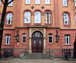 Zakopały noworodka w ogródku. Matka i babka stanęły przed sądem