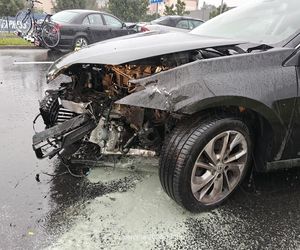 ​Karambol w deszczu przy wyjeździe z galerii handlowej w Lesznie 