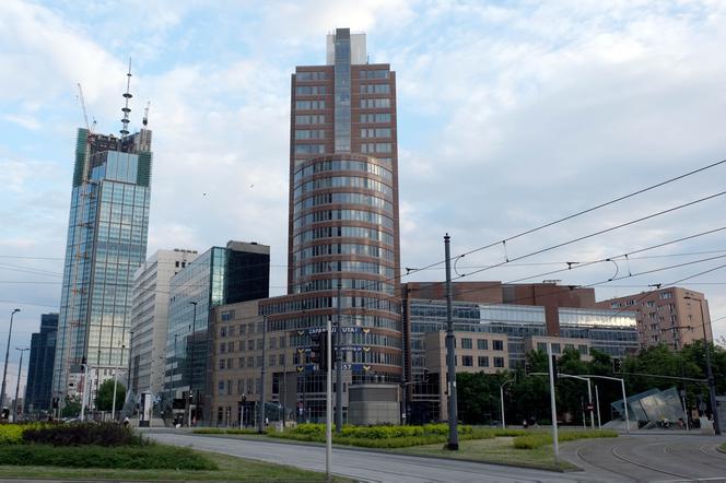 Zburzą wieżowiec w centrum Warszawy