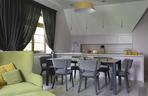 Kuchnia z jadalnią w apartamencie w Sopocie