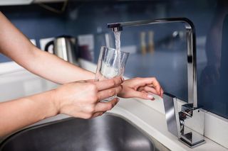 Groźne bakterie pod Warszawą. Od piątku zakaz spożywania wody z kranu