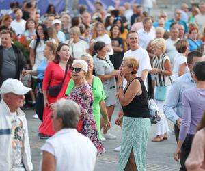 Potańcówka przed teatrem w Katowicach