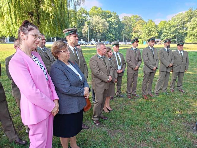 Trzy młode buki purpurowe na Skwerze Leśników Polskich wspólnie zasadzili pracownicy Nadleśnictwa Siedlce i Lasów Państwowych, władze miasta Siedlce i radni.