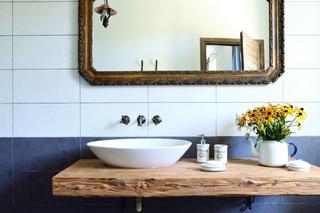 Umywalka nablatowa – na starej desce