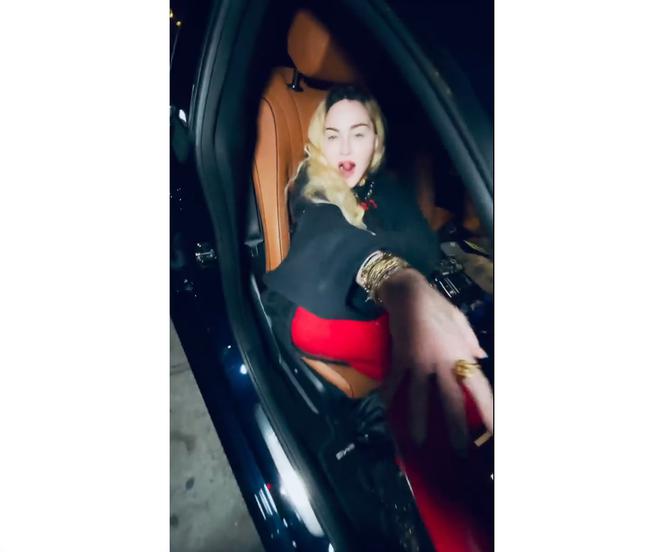 Madonna tańczy w sportowym samochodzie. Zobacz jak wygląda!
