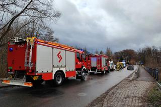 Przyczepa kempingowa staranowała prawidłowo jadącego kierowcę. Kuriozalny incydent pod Limanową