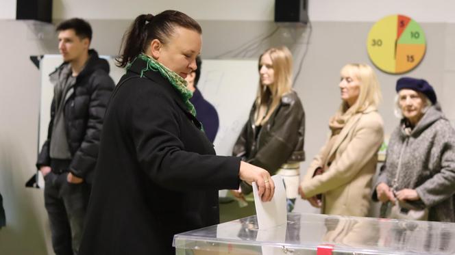 W wielu miejscach trzeba czekać nawet godzinę! Tak głosują lublinianie