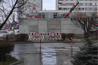 Szpecące betonowe ekrany akustyczne w Krakowie. Będą… obsadzone drzewami? ZIM komentuje