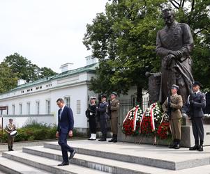 Mateusz Morawiecki złożył kwiaty pod pomnikiem Józefa Piłsudskiego