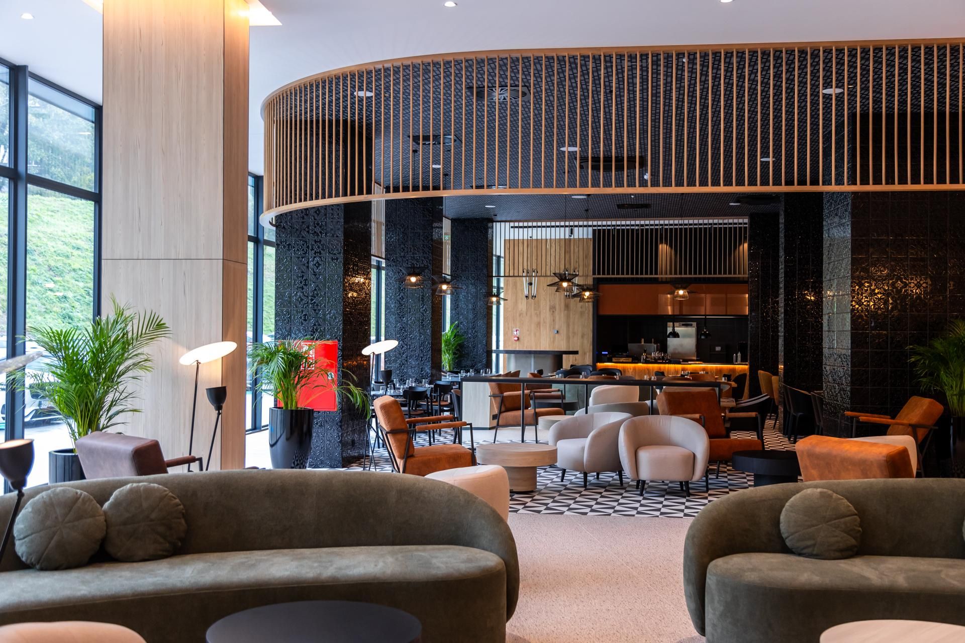 Zarówno wnętrza, jak i bryła Mercure Szczyrk Resort robią duże wrażenie