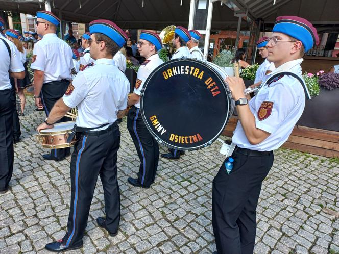 Policjanci świętowali na Rynku w Lesznie. Był uroczysty apel i piknik