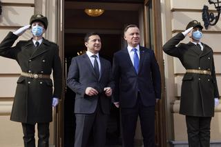 Andrzej Duda w Ukrainie. Emocjonalne wystąpienie prezydenta, nagle uklęknął przed kamerami