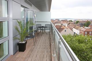 Jak szybko odnowić podłogę na balkonie: drewniane płytki do samodzielnego montażu