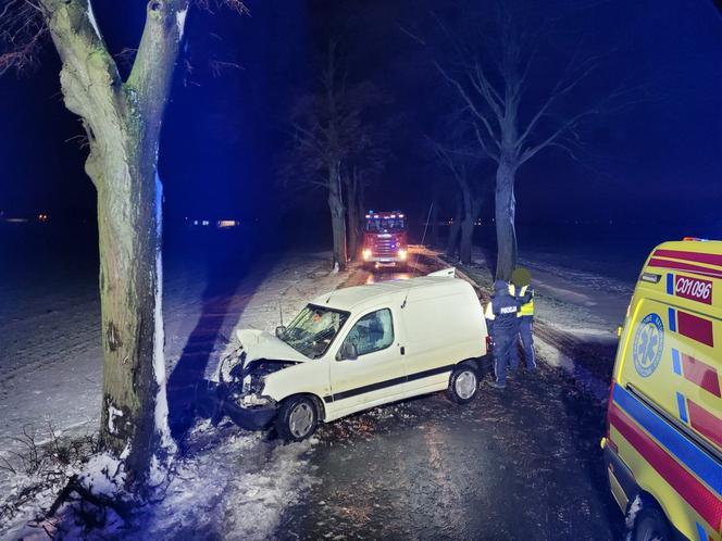 Poważny wypadek pod Chełmżą. Wypadł z drogi i uderzył w drzewo