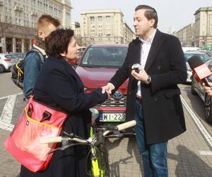 Ustawka kandydatów na placu Konstytucji. Wojna Lewicy i Trzeciej Drogi o miejsca parkingowe 