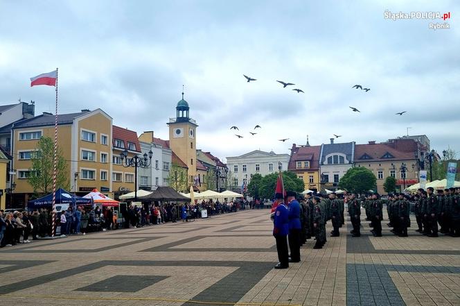 W Rybniku na rynku odbyło się ślubowanie klas mundurowych [ZDJĘCIA]