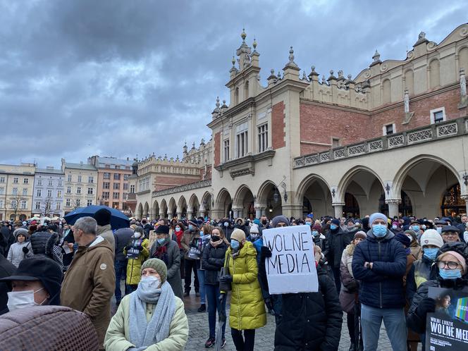 Demonstracja w Krakowie przeciwko "Lex TVN"