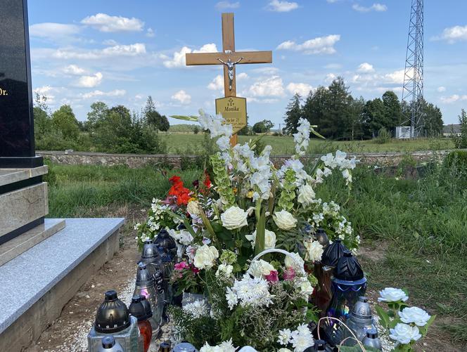 Grób Moniki Sz. (+23 l.) na cmentarzu w Jeleniewie rok po tragicznej śmierci