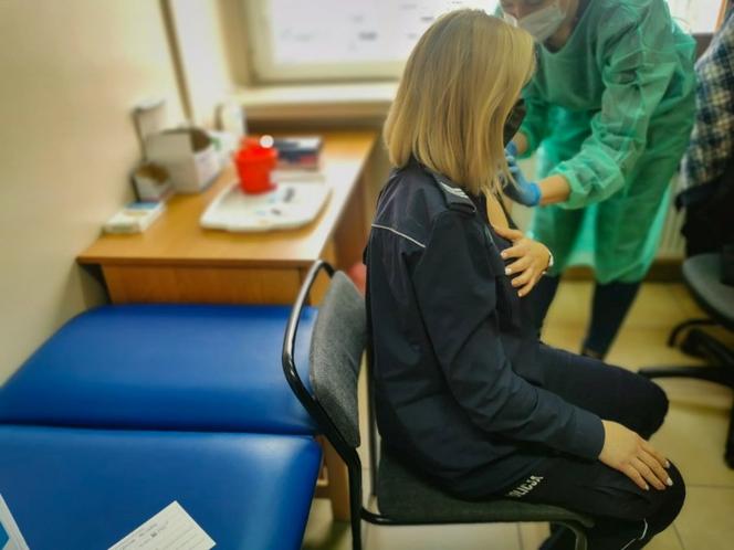 Białystok. Policjanci szczepią się przeciw COVID-19