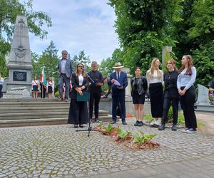Pamięć o powstańcach żyje w Ostrzeszowie. Ulicami miasta przeszedł Marsz Pamięci [ZDJĘCIA]