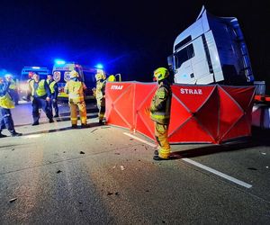 Śmiertelny wypadek na S8 pod Wieruszowem. Mężczyzna zginął w zderzeniu dwóch tirów [ZDJĘCIA].