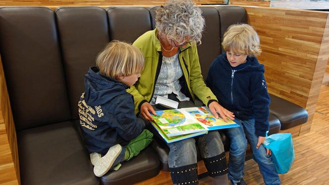 KORONAWIRUS: #bibliotekarz czyta dzieciom. Akcja kozienickiej biblioteki.