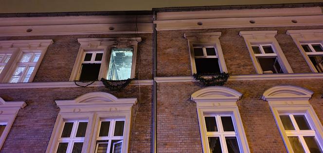 Pożar mieszkania przy ul. Fortecznej w Grudziądzu. Jedna osoba w szpitalu [ZDJĘCIA]