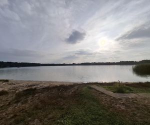 Spokojne wrześniowe popołudnie nad Jeziorem Bialskim w Białce