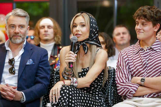 Oskar Cyms między Dodą a Roxie na konferencji Polsatu