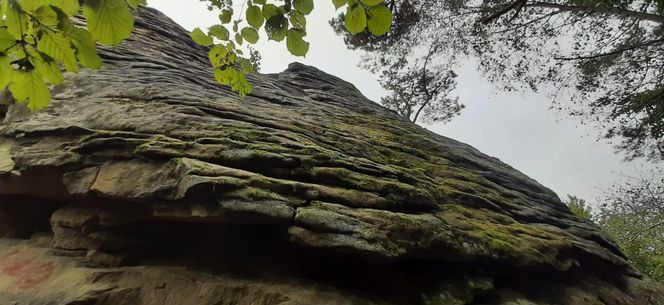 Ten głaz niósł sam diabeł. Poznaj historię Kamienia Leskiego