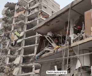 Rakieta trafiła prosto w blok w Izraelu