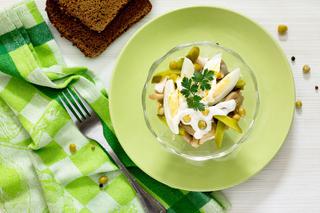 Sałatka z jajkiem i ogórkiem konserwowym: przepis na kulinarne preludium do wiosny