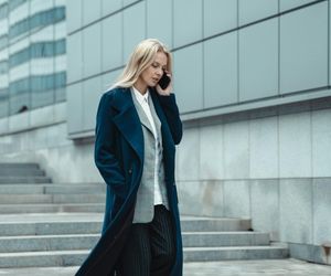 Ciepłe i stylowe. Wełniane spodnie to hit tego sezonu! Zobacz, jak je nosić