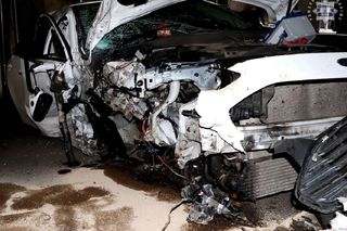 44-latek roztrzaskał auto na drzewie. Ford został zmiażdżony