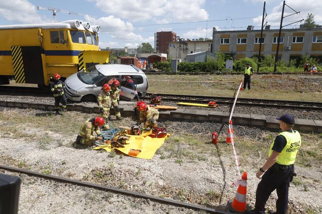 Kontrolowane zderzenie pociągu z osobówką