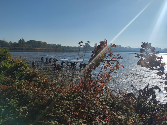 Zaginięcie Karoliny Wróbel. Wypompowano wodę ze zbiornika, a służby przeczesują dno