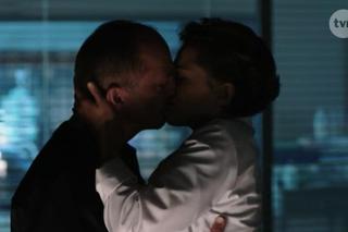 Lekarze 3 sezon. Leon całuje się z Basią. Rezydentka jest młodsza od jego córek!