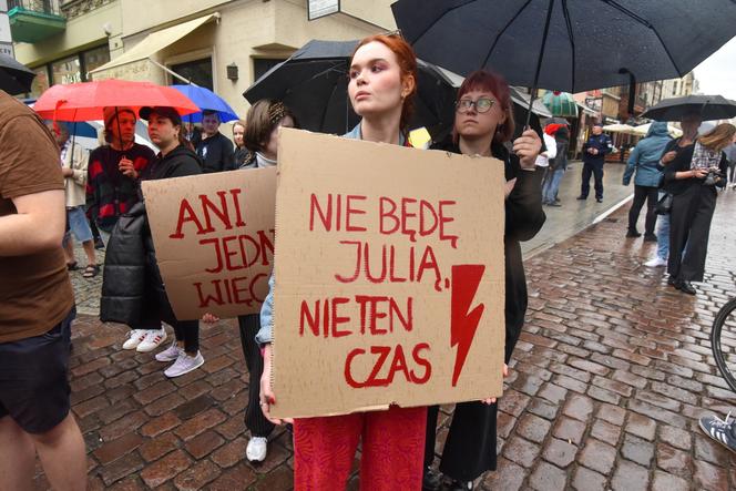 Tłum zwolenników aborcji protestował w centrum miasta. Manifestacja ruszyła pod kurię biskupią i siedzibę PiS